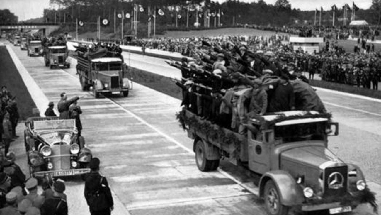 Einweihungs-Parade September 1935:  Teilstück Frankfurt - Heidelberg - Quelle: https://verschwiegenegeschichtedrittesreich.wordpress.com/2017/01/15/die-autobahn/#jp-carousel-66