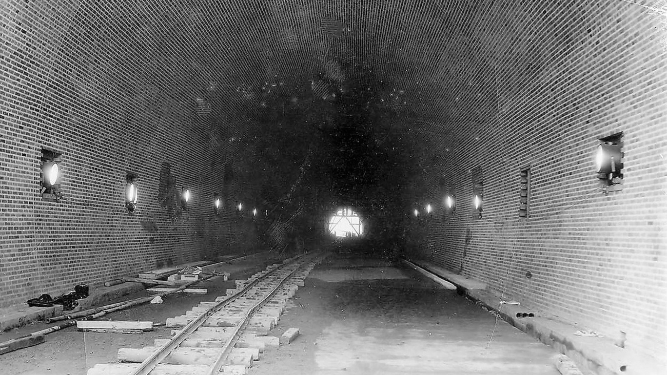 Der leere, bombensichere Engelbergtunnel. Bereit für den Umbau zur Messerschmitt-Fabrik,  beide Röhr - Quelle: Staatsarchiv Ludwigsburg EL 75 VI a Nr 6358 Bild 1 (2-1134595-1)