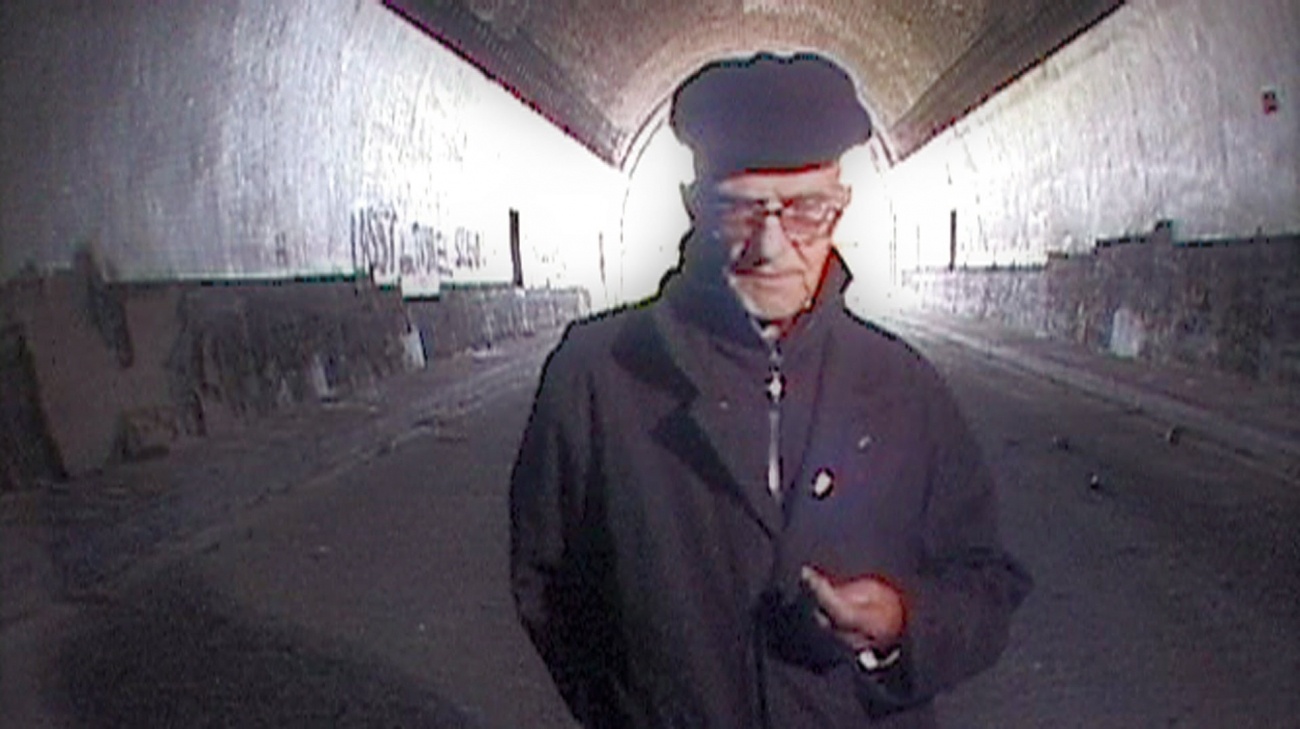 Claude Brignon beim Besuch in Leonberg 2001 - Quelle: Foto aus dem Film „Überlebende des KZ Leonberg“ (2002, Vaclav Reischl, siehe https://www.kz-gedenkstaette-leonberg.de/galerie/#.videos)