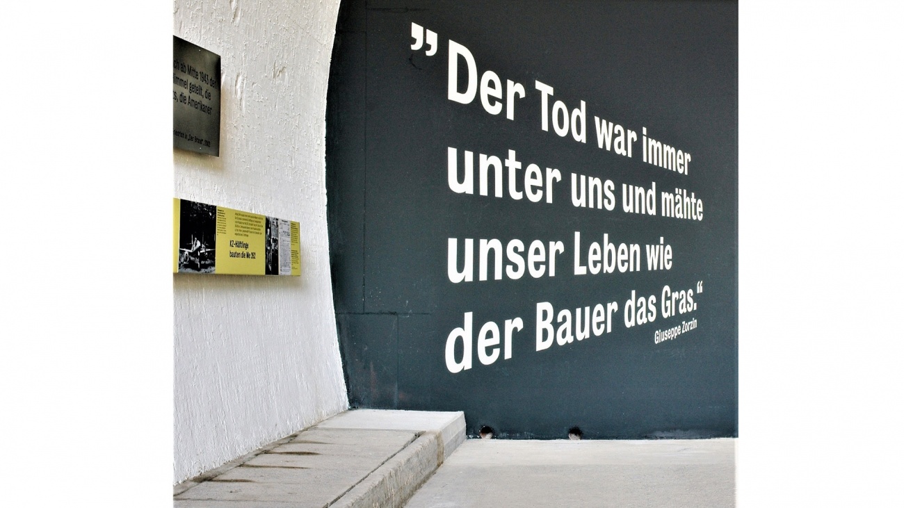 Tunnelrückwand im KZ-  Dokumentationszentrum mit der Erinnerung des italienisch-slowenischen des Häf - Quelle: Braun-Engels-Gestaltung Ulm