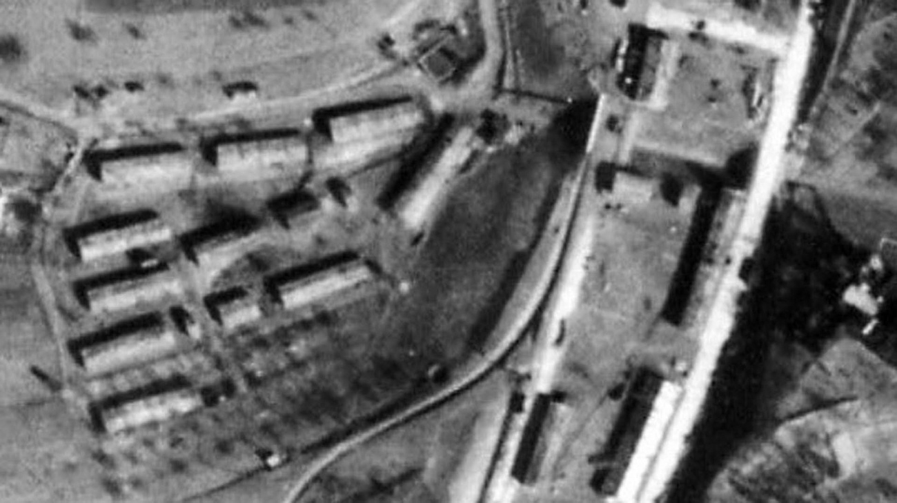 Luftbild mit altem Lager (links) und Autobahntrasse mit Firmenbaracken - Quelle: Hinkelbein