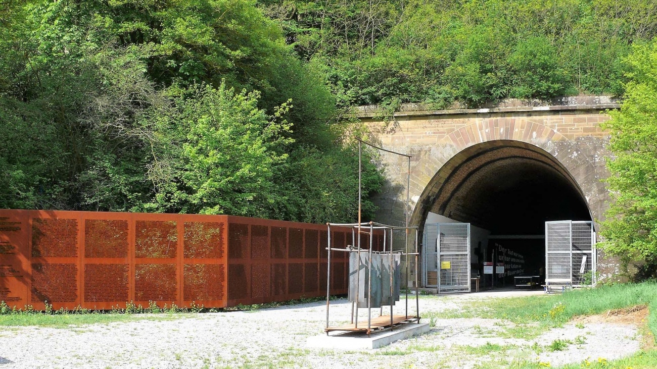 Gedenkstätte mit Tunnel und Namenswand - Quelle: KZ-Gedenkstätte