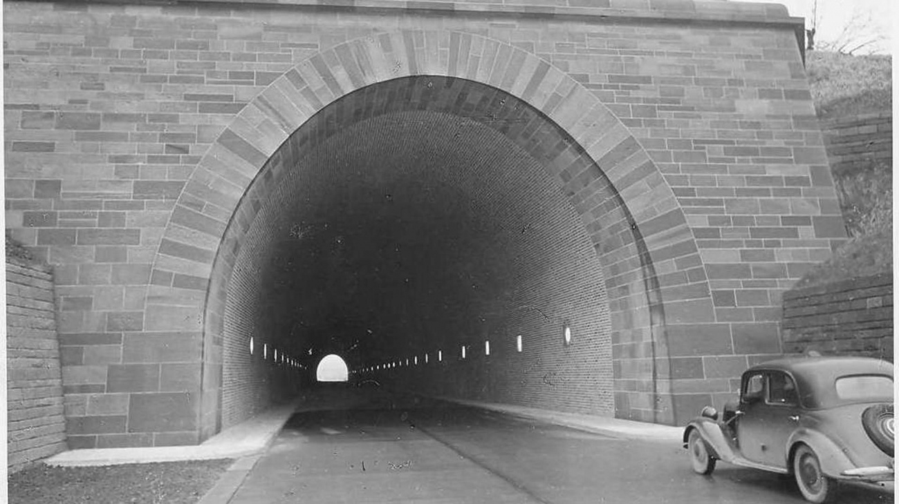 Tunnel Südportal West, Heute im vorderen Bereich  Gedenkstätte - Quelle: Landesarchiv_Baden-Wuerttemberg_Staatsarchiv_Ludwigsburg_EL_75_VI_a_Nr_6338_Bild_1_(2-1134575-1)